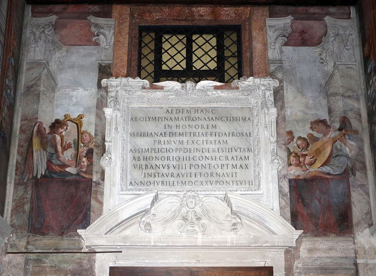 Chiesa di Santa Bibiana, Roma - angeli e panoplie in controfacciata
